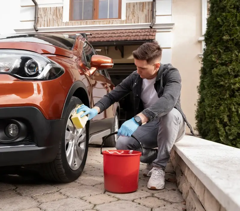 Lavage auto à domicile Le Perrier : professionnel intervenant sur un véhicule